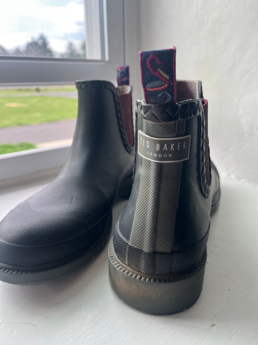Ted Baker Black Chelsea Rain Ankle Boots with Pink Pull-Tab EUC